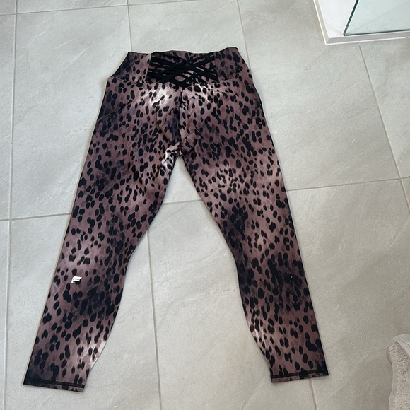 Gorgeous Fabletics print outfit for all work outs! - Picture 2 of 4